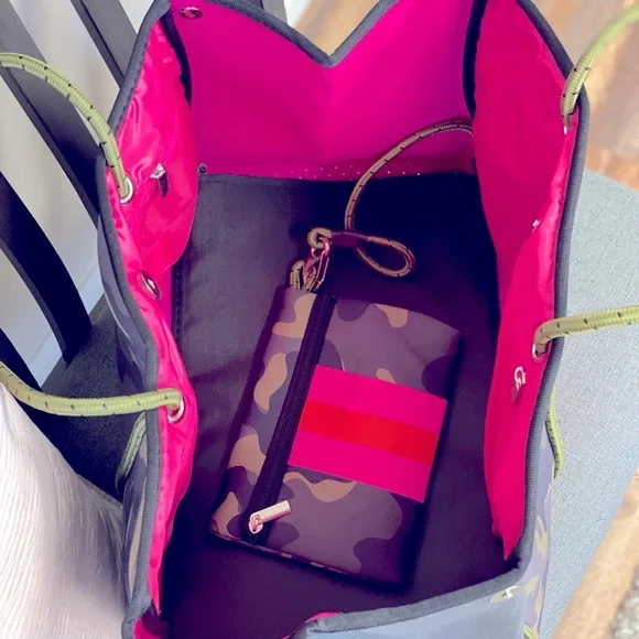 **SALE**Brand NEW Georgia Neoprene Tote Bag & Clutch~ Camo💚💗 - Picture 2 of 15